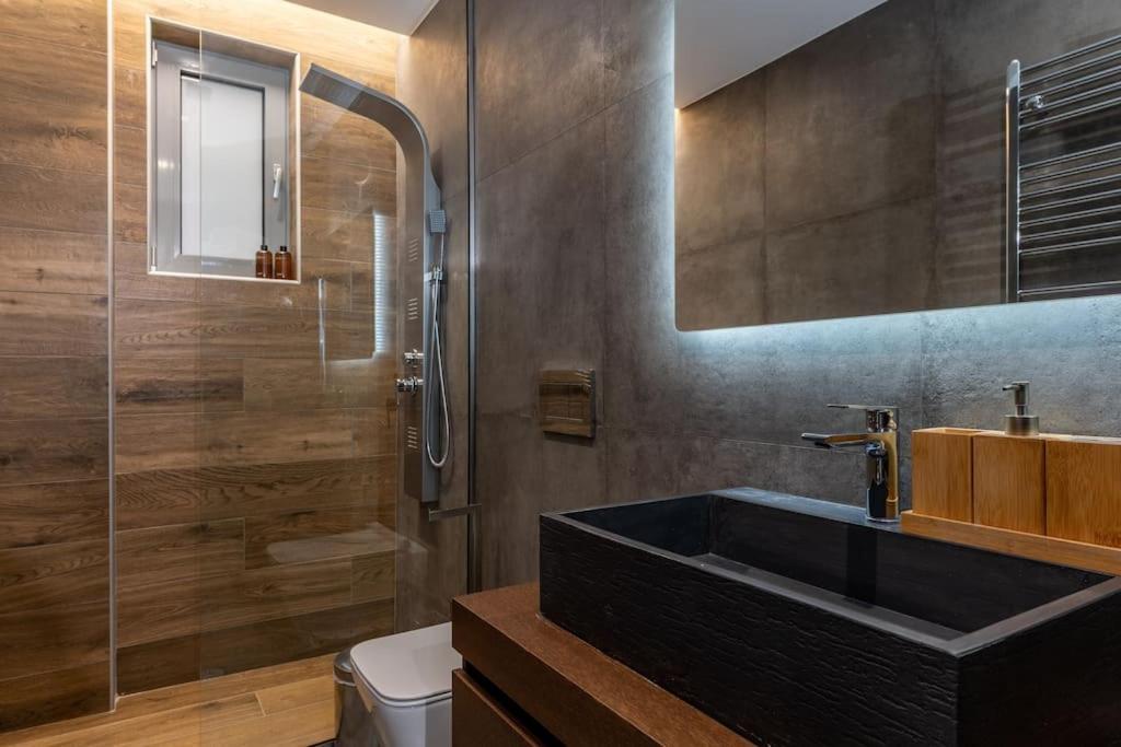 Stylish Abode Under Acropolis W/ Sunny Courtyard! Apartment Атина Екстериор снимка